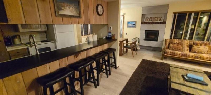 Standard Condos With Free Parking Мамът Лейкс Екстериор снимка